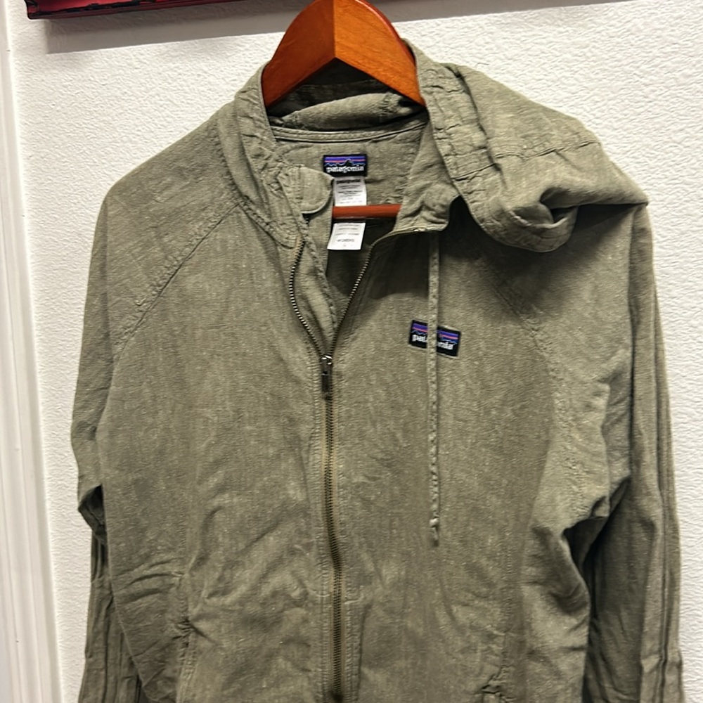 Patagonia Women's Olive Green Full-Zip Hoodie Sweater - Picture 4 of 10